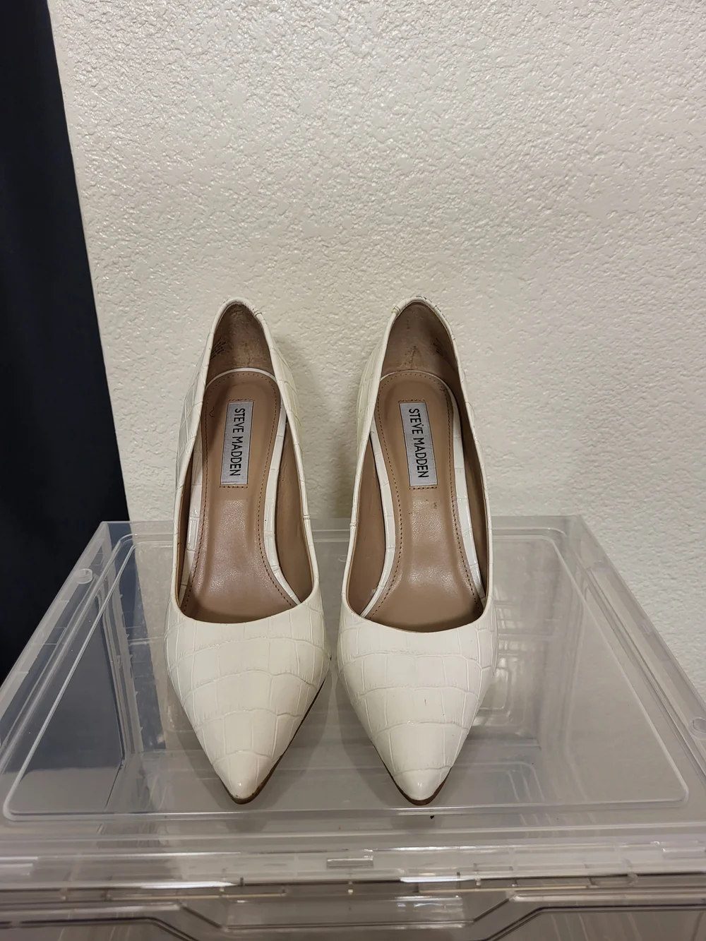 Steve Madden White Pointed Toe Pump